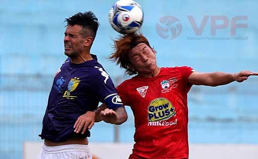 Ideguchia (phải) chia tay HAGL ở giai đoạn lượt về V-League 2017.