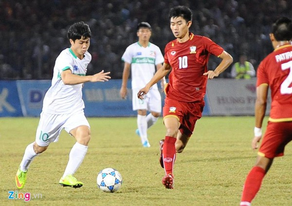 Công Phượng (trái) đang thi đấu ngày càng hiệu quả hơn trong màu áo HAGL. Ảnh: Zing