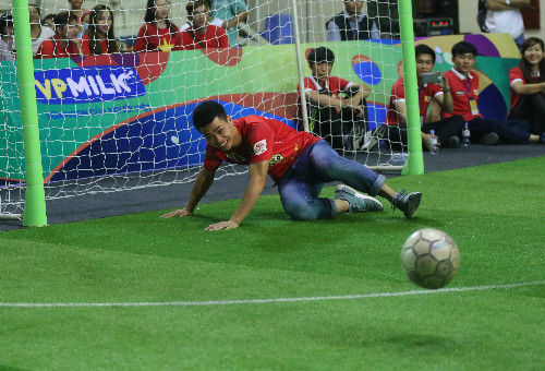 "Thủ môn" Công Phượng thi đấu cho đội các cầu thủ trường khiếm thị Nguyễn Đình Chiểu.