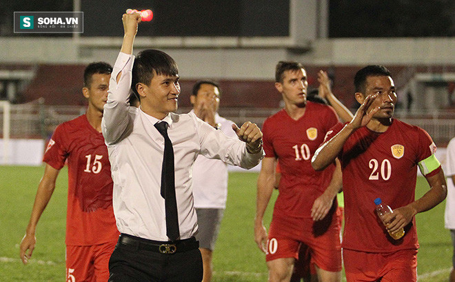 Công Vinh (áo trắng) nói chưa đủ về thu nhập của cầu thủ Việt Nam.