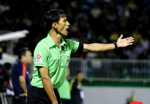 Trợ lý trọng tài Phan Việt Thái ở trận đấu HA.GL-Quảng Nam hôm 2/4 (ảnh Nhất Nam)