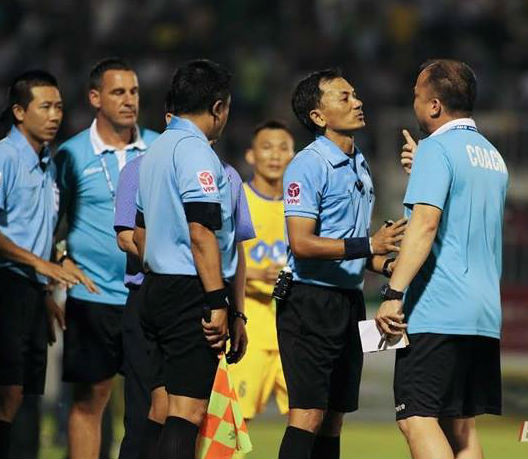 Sai sót của trọng tài là "điểm nhấn"ở lượt đi V-League 2017.