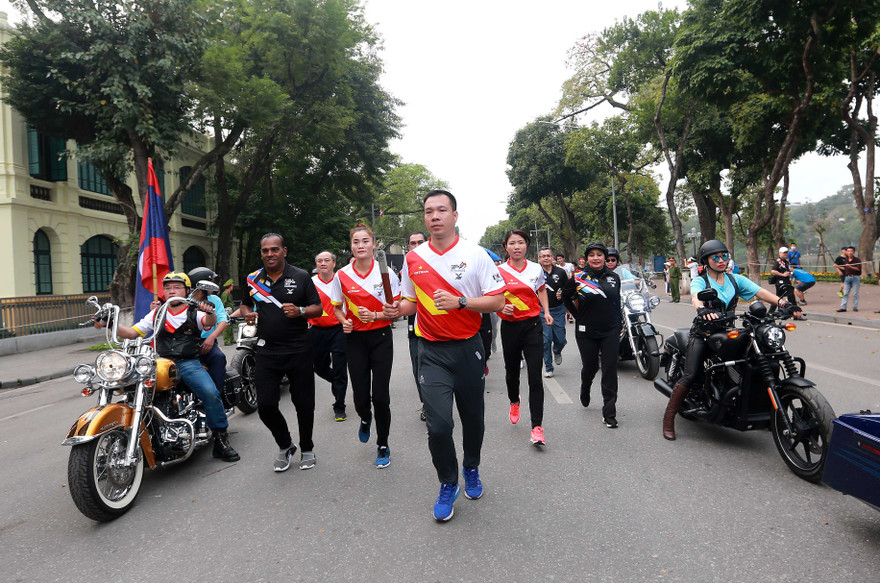 Hoàng Xuân Vinh dẫn đầu đoàn chạy