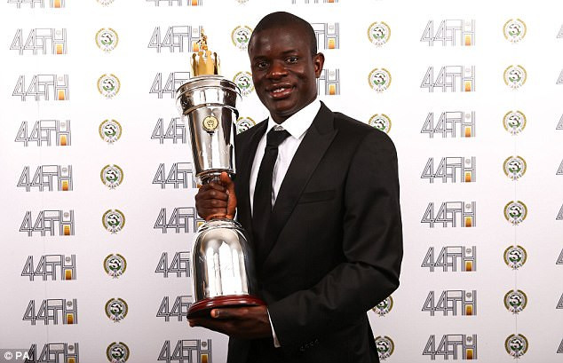 Kante bất ngờ đoạt giải Cầu thủ xuất sắc Ngoại hạng Anh