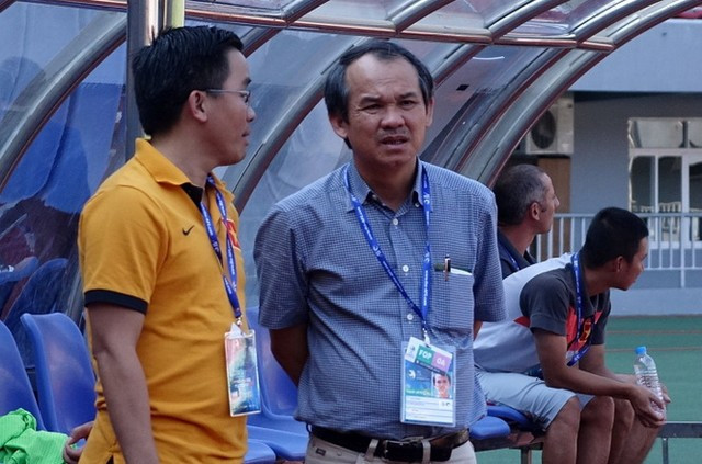 Bầu Đức (phải) được yêu vì khát khao chiến thắng trong bóng đá.