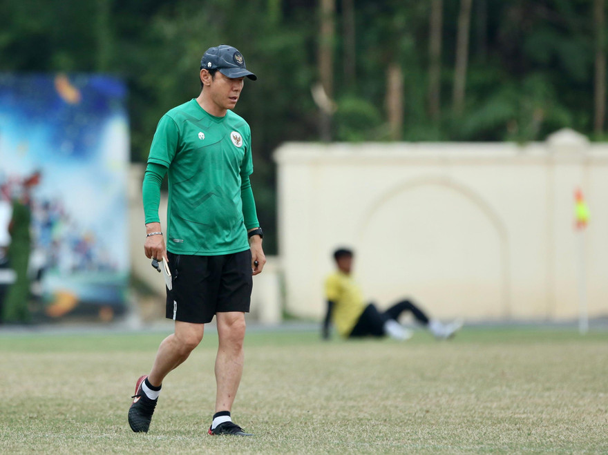 HLV Shin Tae-yong được cho là không thoả mãn với chất lượng sân Tam Nông. (ảnh Lương Cao)