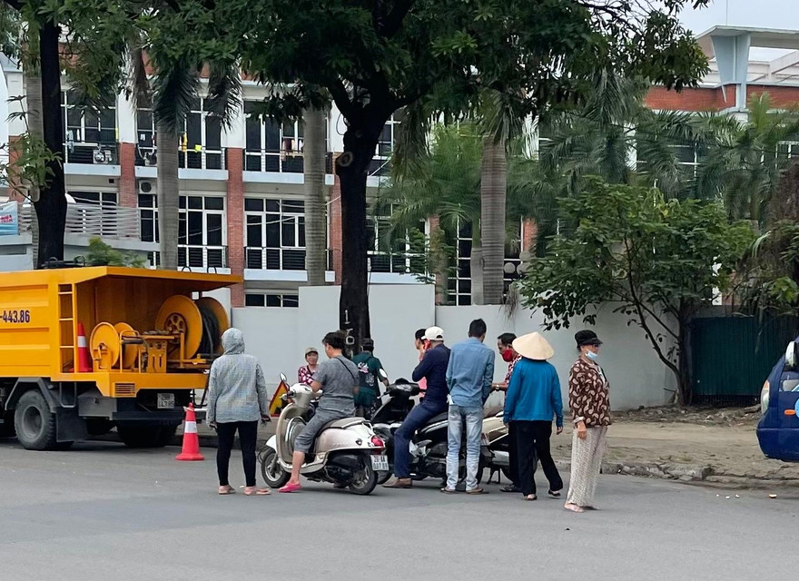 Phe vé chào mời người xem tại khu vực Mỹ Đình ngày 22/5 (ảnh Như Ý)