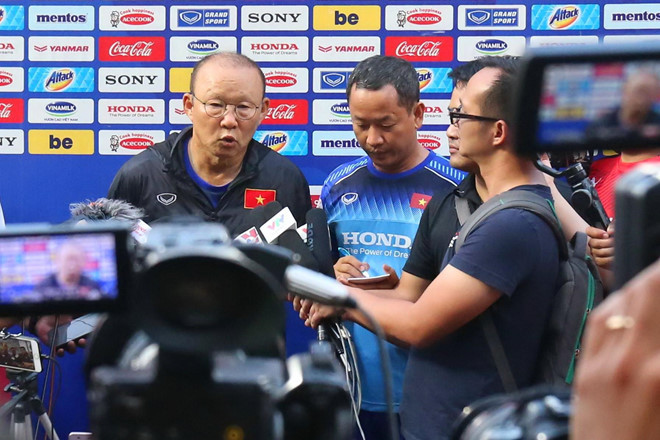 HLV Park Hang Seo đánh giá cao Songkrasin và HLV trưởng đội tuyển Thái Lan, Nishino Akira. 