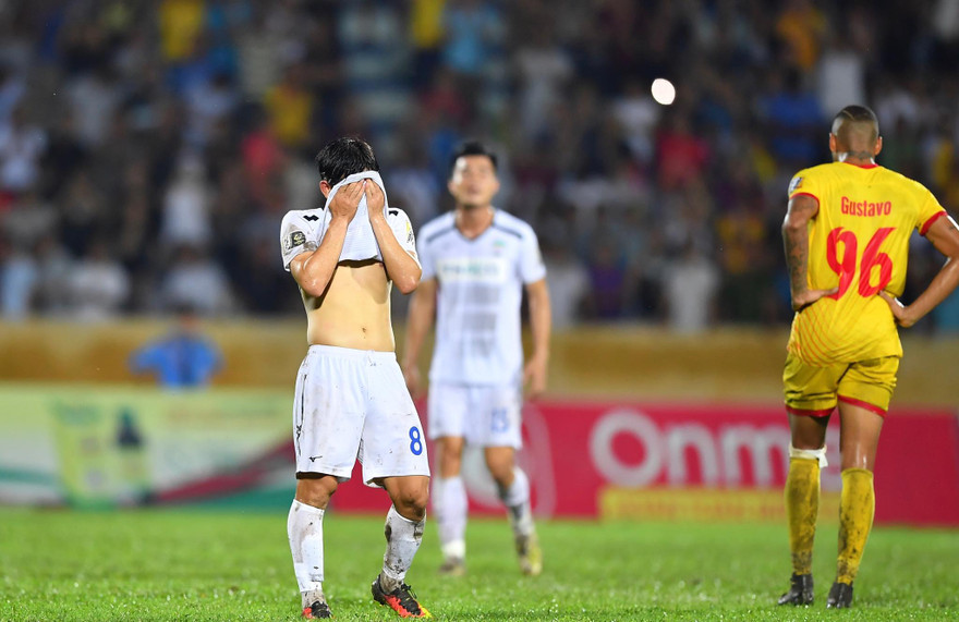 HAGL đánh rơi 2 điểm quý giá trên sân Thiên Trường trước Nam Định.