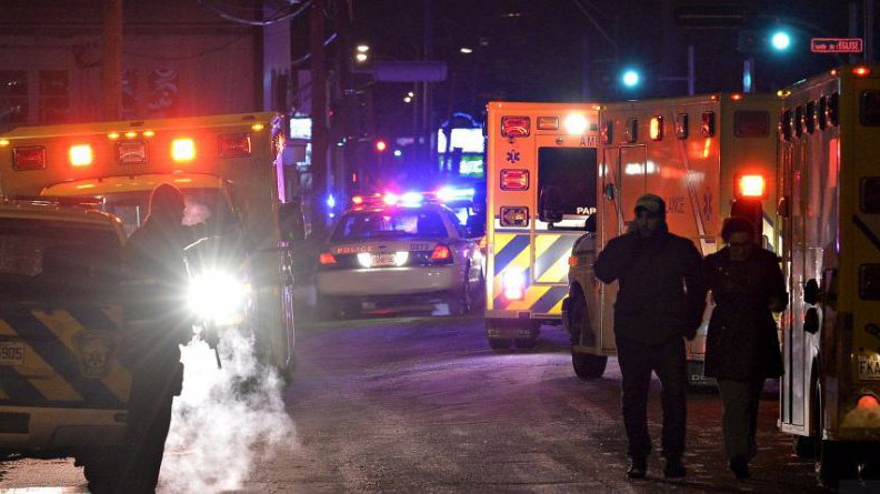 Xe cảnh sát và cứu thương tại hiện trường vụ xả súng