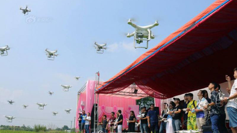 Các khách mời điều khiển máy bay không người lái