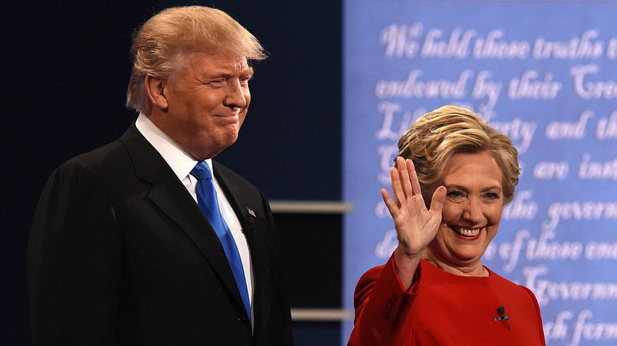 Ứng viên Tổng thống Mỹ đảng Cộng hòa Donald Trump cùng đối thủ đảng Dân chủ Hillary Clinton trên sân khấu chuẩn bị cho màn tranh luận nảy lửa.