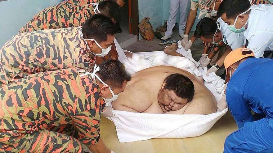 Anh Sia Chi Herng được lính cứu hỏa đưa đi cấp cứu