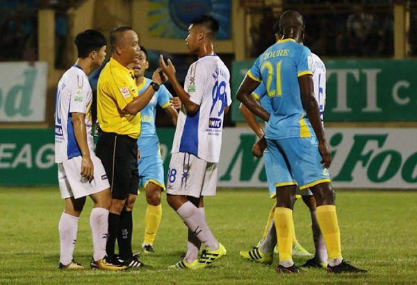 HAGL mất điểm phút chót vì quả phạt đền không rõ ràng.