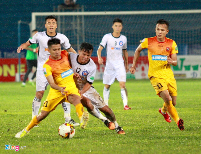 Đà Nẵng (áo trắng) đang khởi đầu mùa giải mới với phong độ thiếu ổn định.