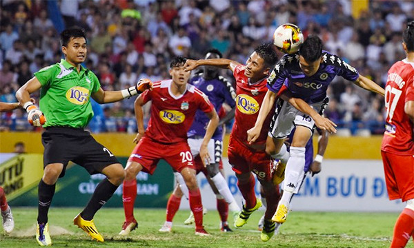 Một tình huống bóng trong trận đấu giữa CLB Hà Nội-HAGL trên sân Hàng Đẫy tối 15/5