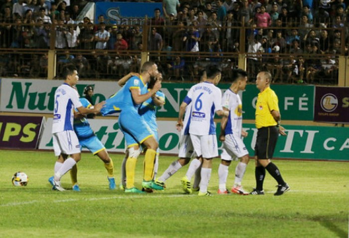 Cầu thủ HAGL phản ứng quyết định thổi phạt đền của trọng tài Nguyễn Văn Kiên trên sân Nha Trang.