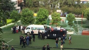 Các em học sinh bị thương trong vụ giẫm đạp được đưa tới bệnh viện.