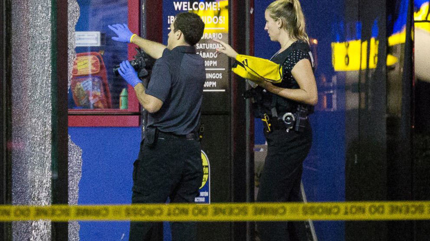 Bên ngoài trung tâm thương mại, nơi diễn ra vụ xả súng ở Florida.