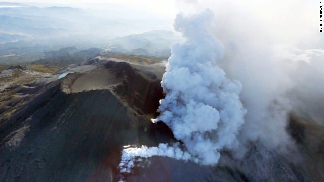 Khói bụi bốc lên ngùn ngụt từ ngọn núi lửa Ontake.