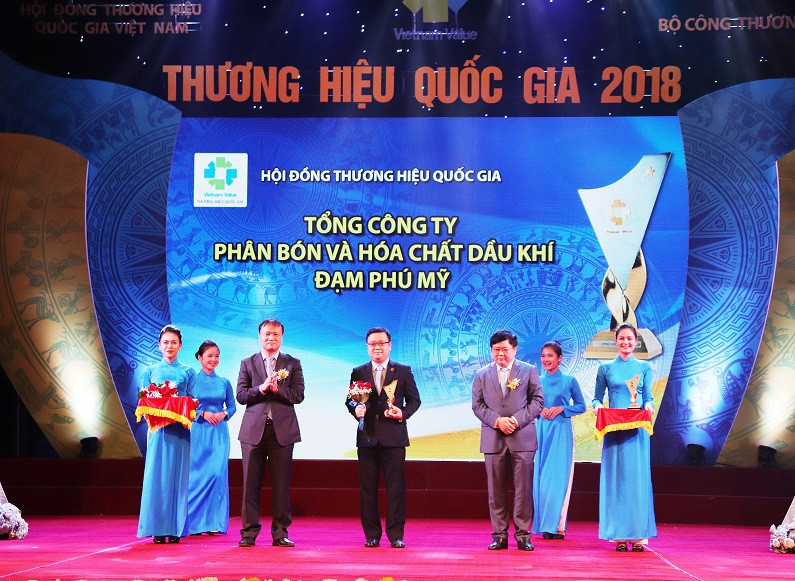 Đại diện PVFCCo nhận Chứng nhận và Biểu trưng “Thương hiệu Quốc Gia” 2018.
