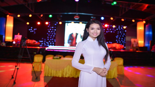 Phan Thị Mơ đẹp hút hồn với áo dài trắng giản dị