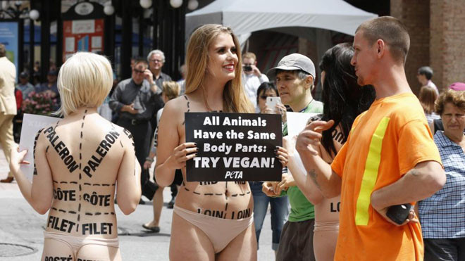 Ba cô gái ngực trần kêu gọi ăn chay