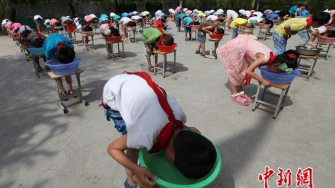 Học sinh được “thử chết đuối” tại sân trường