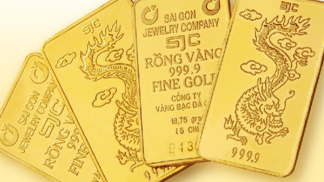 Vàng giảm mạnh, ngân hàng tăng giá USD mua vào