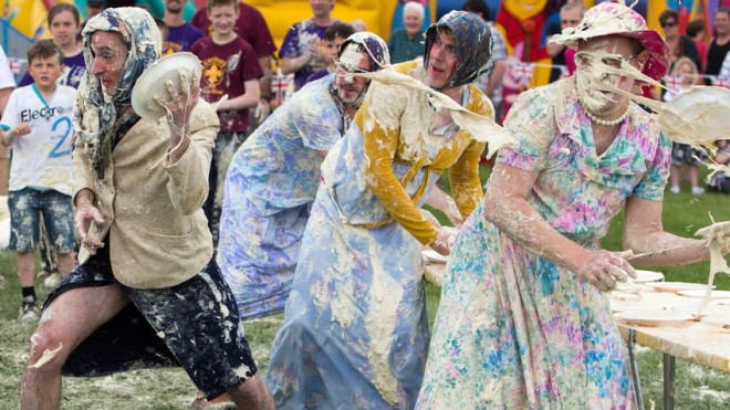 Kỳ lạ cuộc thi nam giới mặc váy ném bánh trứng