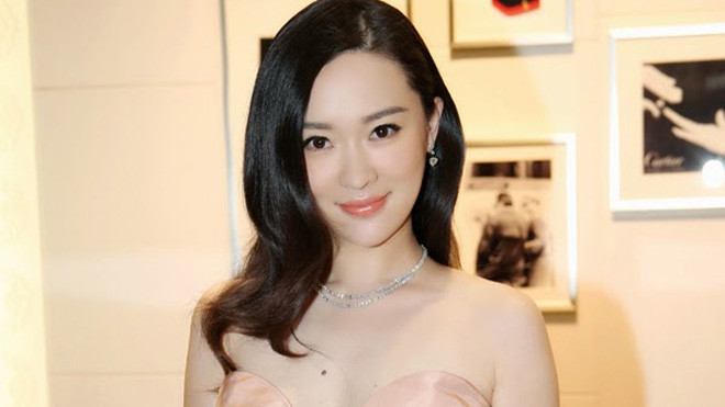 Hoắc Tư Yến khoe dáng nuột nà