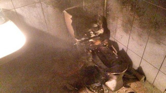 Chiếc bồn cầu nổ tung thành nhiều mảnh (Ảnh: Stomp)
