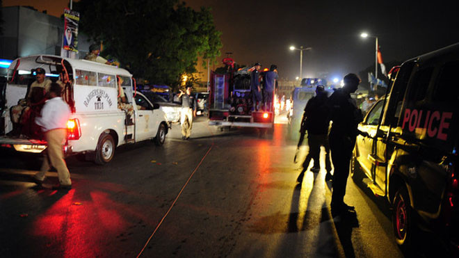 Nhân viên an ninh Pakistan bên ngoài sân bay 