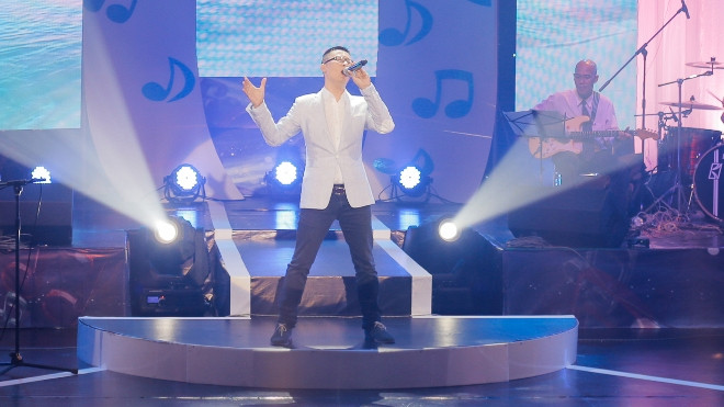 Hoàng Bách vừa đệm đàn, vừa hát