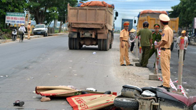 Va chạm với xe tải, hai người chết thảm