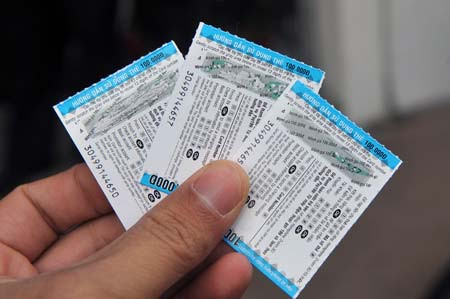 Bắt 4 đối tượng làm giả hàng vạn thẻ cào MobiFone