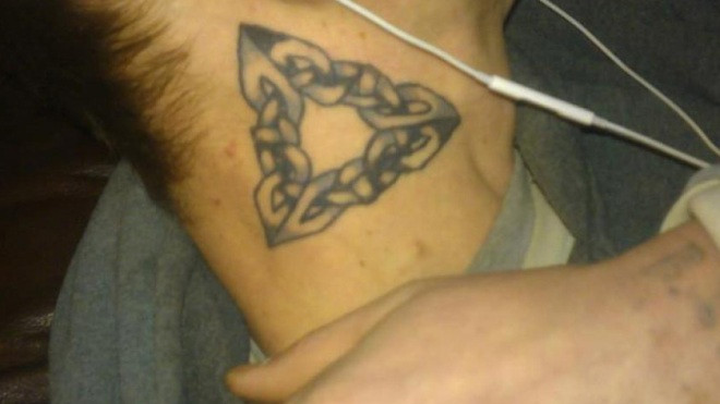 Tên cướp với hình xăm trên cổ