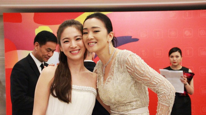 Song Hye Kyo, Củng Lợi, Ôn Bích Hà lộng lẫy trên thảm đỏ