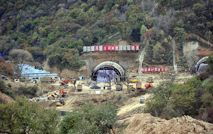 Công trình xây dựng đường cao tốc ở Diên An, Trung Quốc.