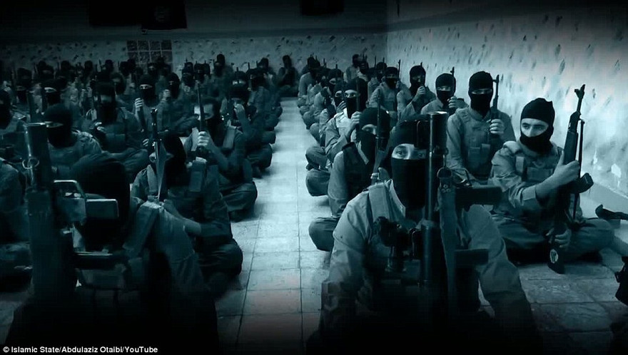 Hơn 100 tân binh được IS huấn luyện bằng các bài tập rùng rợn