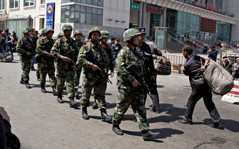 Cảnh sát Trung Quốc tăng cường an ninh tại Tân Cương.