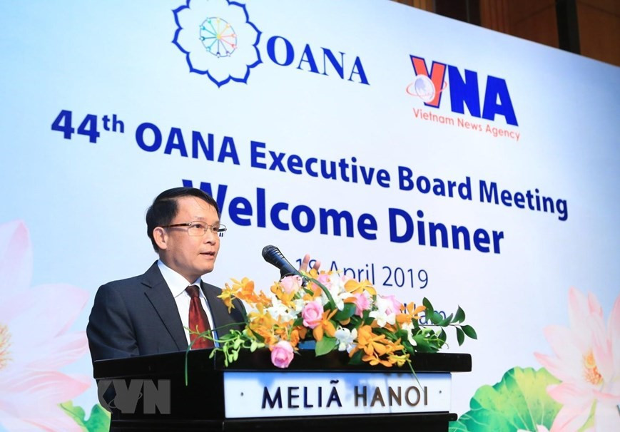 Tổng giám đốc Thông tấn xã Việt Nam Nguyễn Đức Lợi phát biểu chào mừng các đại biểu dự Hội nghị Ban chấp hành OANA lần thứ 44 tại Hà Nội (Ảnh TTXVN) 