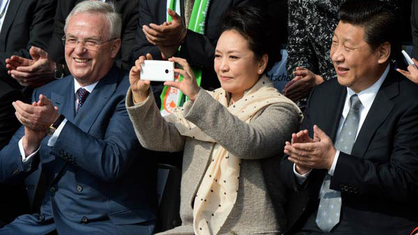 Hình ảnh đệ nhất phu nhân Bành Lệ Viện sử dụng chiếc điện thoại Nubia Z5 Mini lan truyền chóng mặt trên mạng