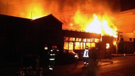 Một khu nhà bị cháy vì trận động đất ở Chile tối 1/4