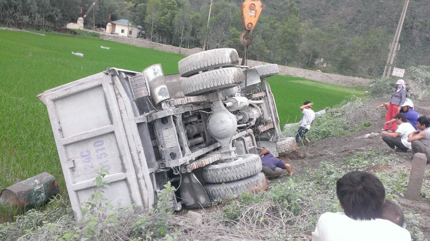 Hiện trường vụ lật xe