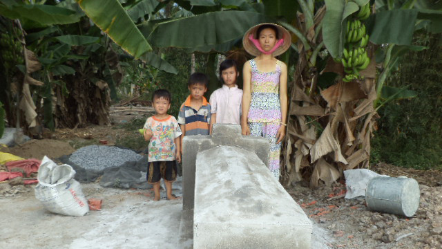 Chị Kiều và các con bên mộ cháu Thắm