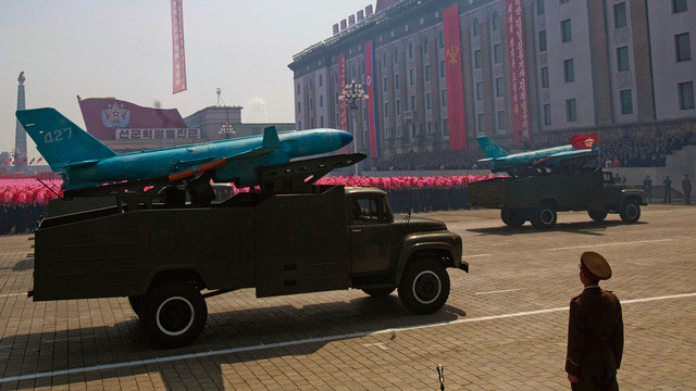 Một máy bay không người lái của Triều Tiên diễu qua quảng trường Kim Nhật Thành ở thủ đô Bình Nhưỡng