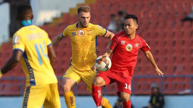 Thanh Hoá (áo vàng) lỡ cơ hội giành 3 điểm trên sân Lạch Tray của Hải Phòng.