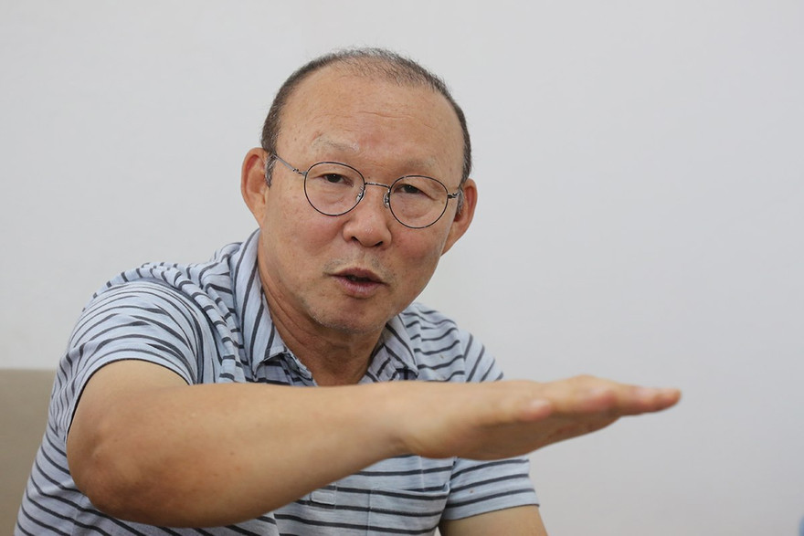 HLV Park Hang Seo trả lời phỏng vấn báo Tiền Phong sáng 2/5. (ảnh Anh N)