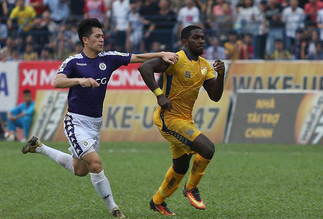 Đình Trọng bị truất quyền thi đấu trong ngày CLB Hà Nội thảm bại trước Thanh Hoá. Ảnh: Zing